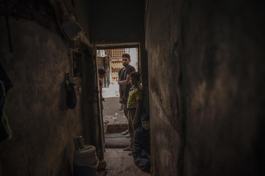 महमूद के पिता ड्राइवर हैं। घर में पिता, मां औऱ एक छोटा भाई है। महमूद पूरे परिवार के साथ एक कमरे में रहते हैं।