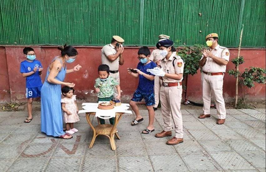 मैरी कॉम के आवास पर दिल्ली पुलिस। (सोर्स -सोशल मीडिया) मैरी कॉम के आवास पर दिल्ली पुलिस। (सोर्स -सोशल मीडिया)