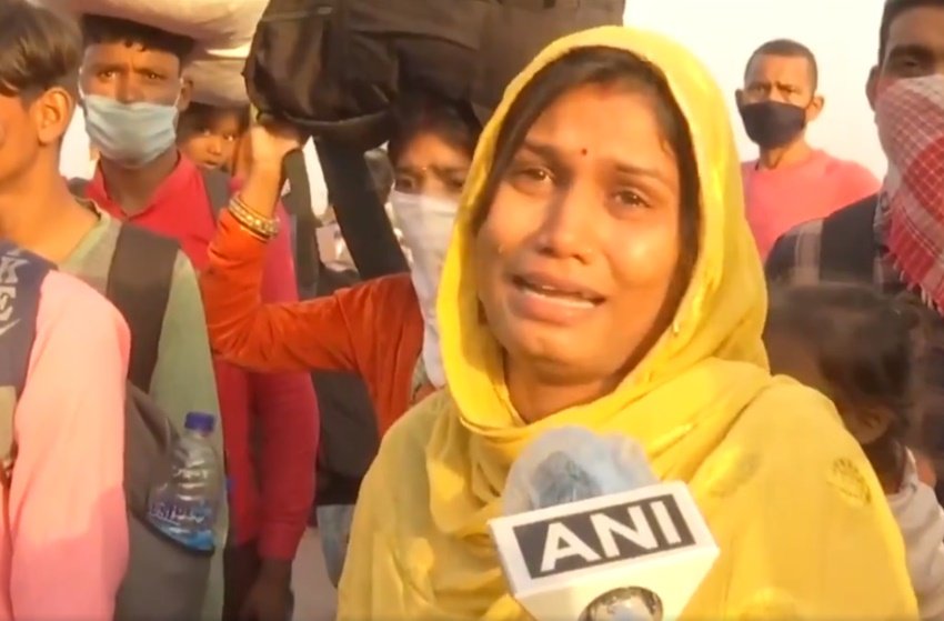 मीडिया से लेकर सोशल मीडिया तक में ऐसे ढेरों मंजर देखने को मिल रहे हैं जिनमें अपना हाल बयां करते हुए महिलाओं की आंखे डबडबा जा रही हैं।