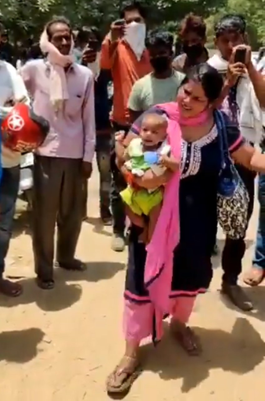 सरकार की तरफ से बार-बार ये दावा किया जा रहा है कि सबको उनके गंतव्य तक छोड़ने के लिए हम पूरे इंतजामात कर रहे हैं। हालांकि तमाम सरकारी दावों के बाद भी सड़कों पर जो तस्वीरें दिख रही हैं उसने हर किसी को झकझोर कर रख दिया है। <a href="https://www.jansatta.com/photos/picture-gallery/pm-appealing-become-self-dependent-thousands-labours-continue-journey/1405574/">गोद में बच्चा और सिर पर बोझा: इधर ‘आत्मनिर्भर’ बना रहे थे पीएम, उधर इस हाल में दिखे मजदूर</a>