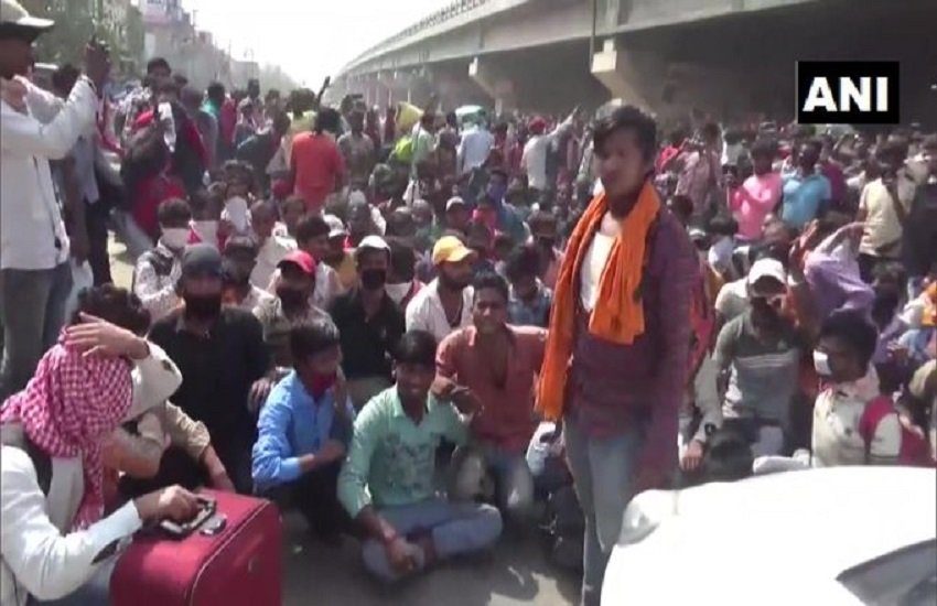  ये मजदूर अपना रजिस्ट्रेशन करने के लिए फ्लाईओवर के नीचे 5 दिन से फंसे हुए हैं। ( pc - ANI)