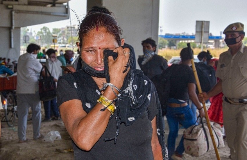 इन तस्वीरों पर सोशल मीडिया में काफी तीखी प्रतिक्रियाएं आ रही हैं। पैदल अपने घर लौट रहे इन लोगों की हालत देख लोग सरकार को कोस रहे हैं।