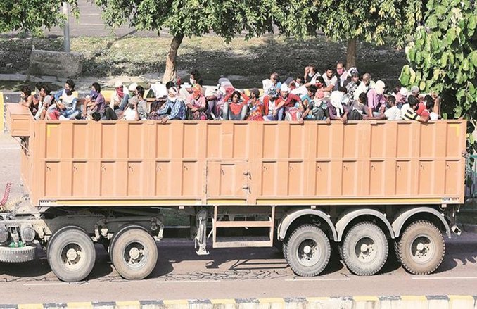Corona Crisis: 57 मजदूरों को ट्रक में ठूस ले जा रहा था घर, हर आदमी से वसूले थे 3000 रुपये