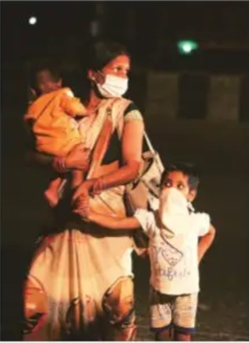 यह तस्वीर 22 वर्षीय प्रियंका की है। प्रियंका दिल्ली में बतौर नौकरानी काम करती थीं। लॉकडाउन के बाद स्थिति ऐसी बनी कि यह पैदल ही यूपी के एटा स्थित अपने गांव के लिए निकल पड़ीं। तस्वीर दिल्ली के संगम विहार से शनिवार रात 11 बजे की है। प्रियंका के साथ उनके दो बच्चे दिख रहे हैं। प्रियंका के पीछे उनके बीमार पति भी तीसरे बच्चे का हाथ पकड़ पैदल चल रहे हैं। (Photo: Renuka Puri/Indian Express)