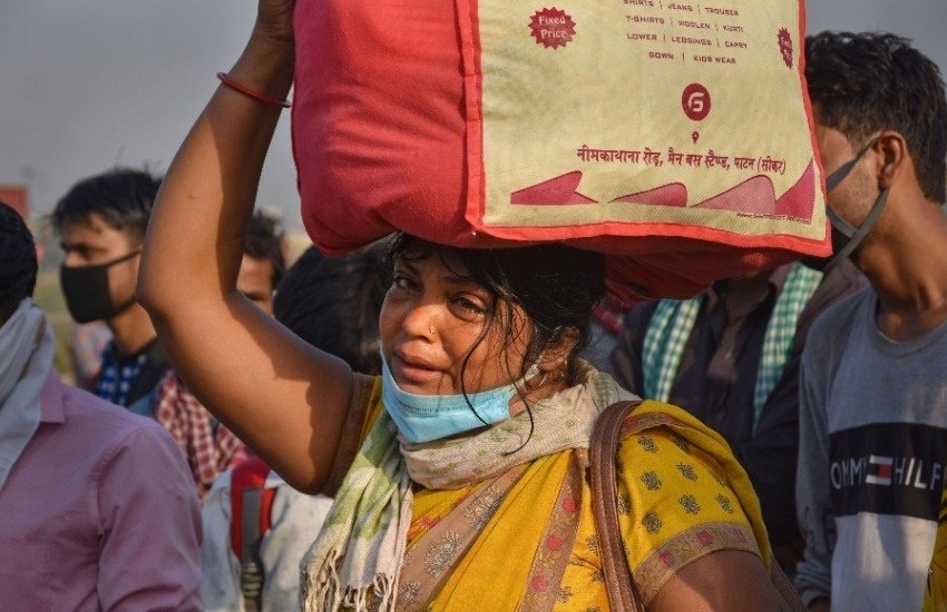 यह तस्वीर बिहार के सासाराम की रहने वालीं सुनीता की है। सासाराम में सुनीता के पति का देहांत हो चुका है। पति की लाश घर पर ही रखी हुई है। सुनीता के छोटे-छोटे बच्चे भी सासाराम में ही हैं। ऐसे मुश्किल हालात के कारण उन्हें घर जाना पड़ रहा है। जब यूपी गेट के पास दिल्ली-यूपी बॉर्डर क्रॉस नहीं करने दिया गया तो सुनीता का दर्द आंसूं बनकर छलक पड़ा।