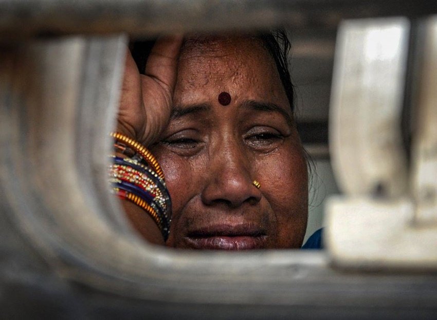 यह तस्वीर अमृतसर से बिहार जा रही एक महिला की है। रेलवे स्टेशन के लिए जब इन्हें बस मिली तो भावनाएं आंसू में तब्दील हो गए।