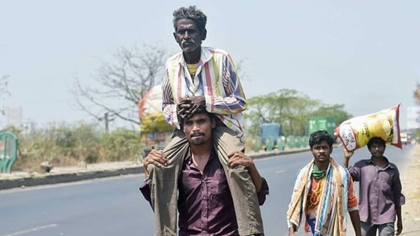 लॉकडाउन के करीब 50 दिन बीत जाने के बाद भी सड़कों पर मजदूर इस हाल में सफर करते दिख जा रहे हैं।