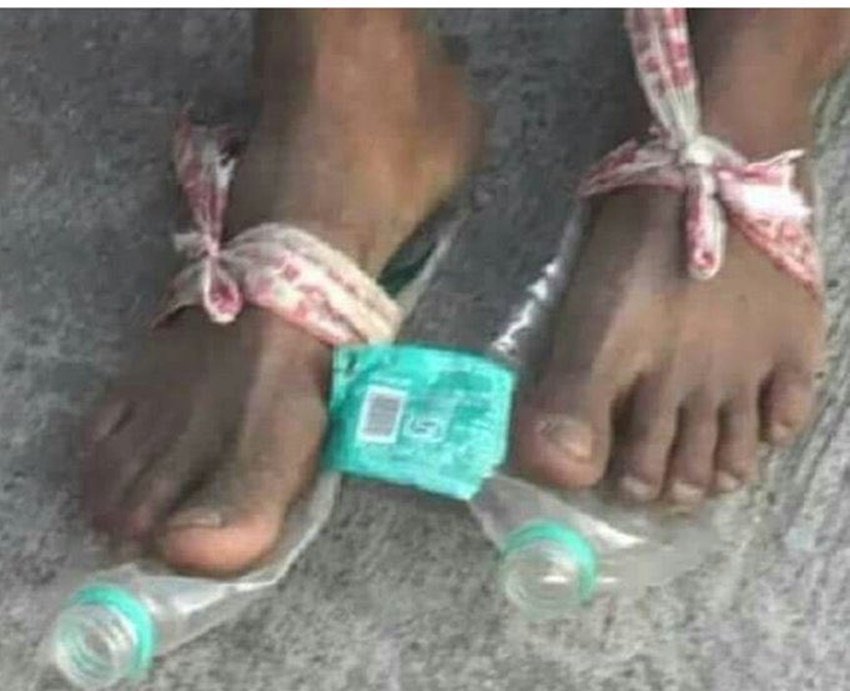 कुछ तस्वीरें ऐसी भी वायरल हुईं जिनमें दिखा कि जब पैदल चलते-चलते पैर में छाले पड़ गए तो लोगों ने प्लास्टिक की बोतलों को पैर में बांधा और फिर आगे बढ़ चले।