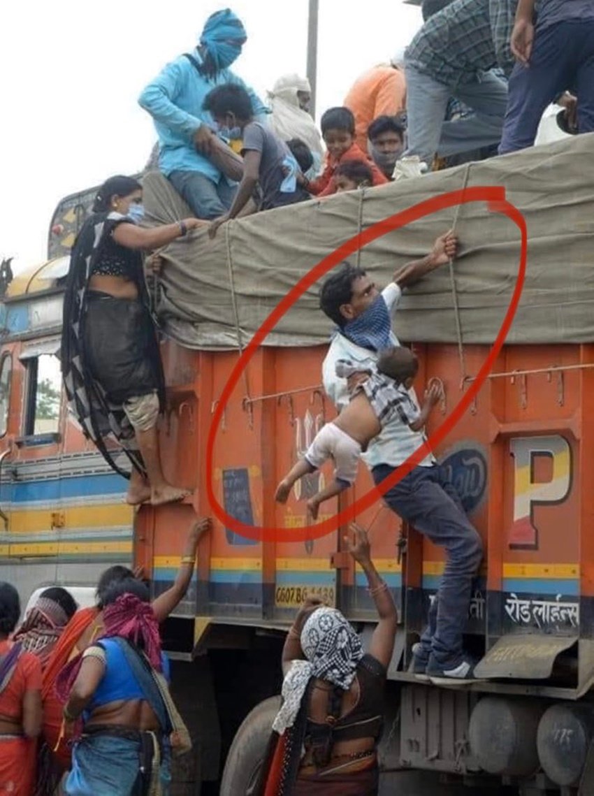 तमाम तस्वीरें ऐसी भी वायरल हुईं जिन्हें देख लोगों में काफी नाराजगी दिखी। यह तस्वीर भी उन्हीं कुछ तस्वीरों में से एक है।