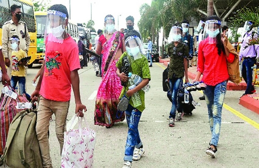 लॉकडाउन के कठिन समय में उनके लिए यह राशि वरदान से कम नहीं है। (indian express file)