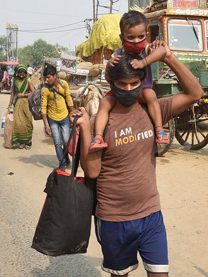 ये मजदूर अपने पूरे परिवार के साथ पैदल ही ऐसे रास्तों पर निकल पड़े हैं जिनपे कई मजदूरों के मरने की खबरें भी आ रही हैं।