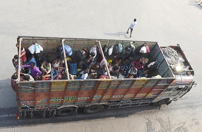 सरकार ने प्रवासी श्रमिकों के लिए तमाम जरूरी इंतजाम के दावे किए हैं लेकिन शायद इनमें सरकार पर ऐतबार नहीं रहा।