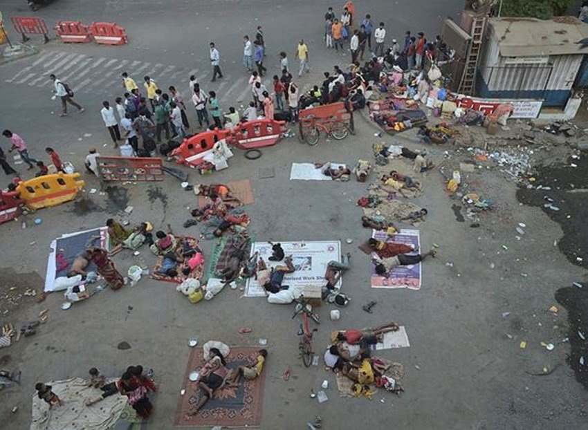 गरीब मजदूरों को इस हाल में देख लोग लिख रहे हैं कि जिसने सबके घर बनाए उसका ही अपना कोई घर नहीं हैं।