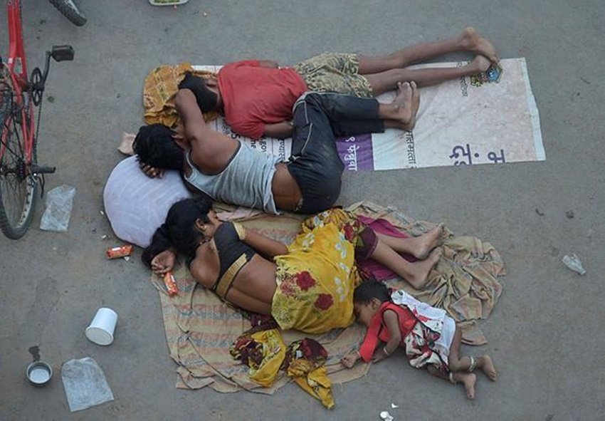 मजदूरों के पलायन की ऐसी तकलीफदेह तस्वीरें देख सोशल मीडिया में भी लोग सरकार और सत्ता को कोस रहे हैं।