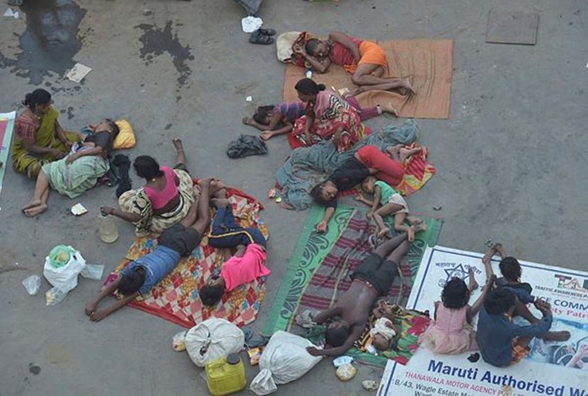 पैदल चल रहे इन प्रवासी मदूरों में कोई सड़क हादसे में अपनी जान गंवा रहा है तो कोई भूख और थकान से दम तोड़ दे रहा है।
