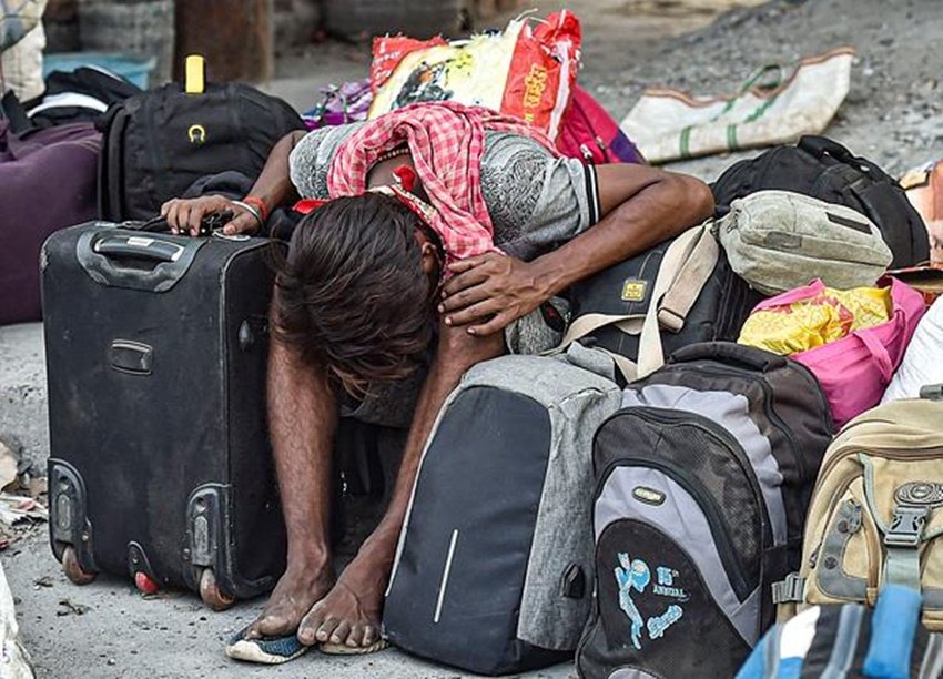 तमाम सरकारी वादों के बाद भी ये लोग बेहद बुरे हालातों का सामना कर रहे हैं ताकि किसी भी तरह ये अपने गांव पहुंच सके। <a href="https://www.jansatta.com/photos/picture-gallery/coronavirus-lockdown-4-0-heart-wrentching-stories-of-these-poor-women-migrants-will-melt-your-heart/1410303/">एक बच्‍चा गोद में, दूसरे की अंगुली हाथ में तो किसी के आंखों में पति की मौत का दर्द- सड़क पर भटकती महिलाओं के हर आंसू की है अलग कहानी</a>