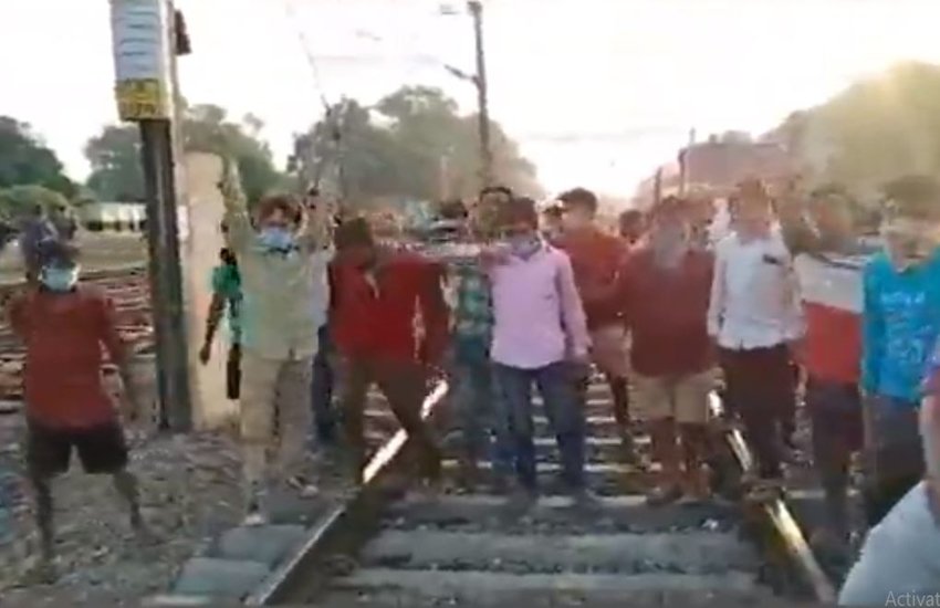 उत्तर प्रदेश में स्पेशल ट्रेन में सवार मजदूरों ने रेलवे ट्रैक पर उतरकर प्रदर्शन किया। (फोटो- वीडियोग्रैब)