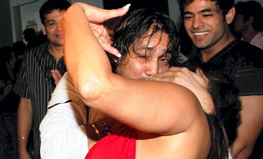 मीका सिंह ने अपनी बर्थडे पार्टी में नशे में राखी सावंत को स्मूच कर दिया था। राखी ने उसपर खूब बवाल काटा था।