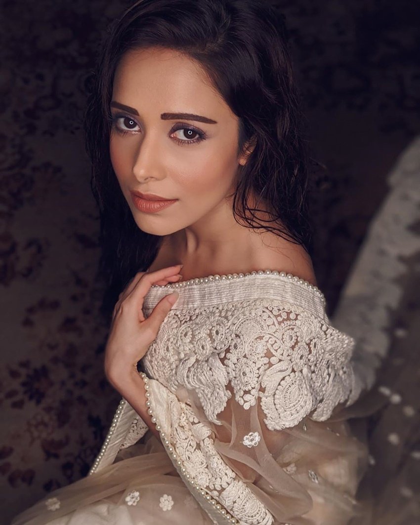 इन तस्वीरों को शेयर करते हुए नुशरत ने लिखा- अब अगर दुआओं में तेरा नाम ना आए, तो कोशिश करूंगी कि सजदा ही ना करूं..