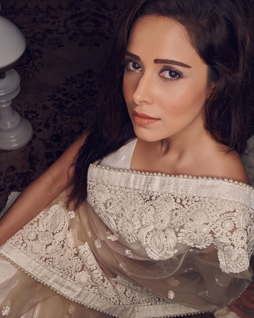 फोटो के साथ कैप्शन में लिखी ये खूबसूरत शायरी नुशरत की खुद की रची हुई है।