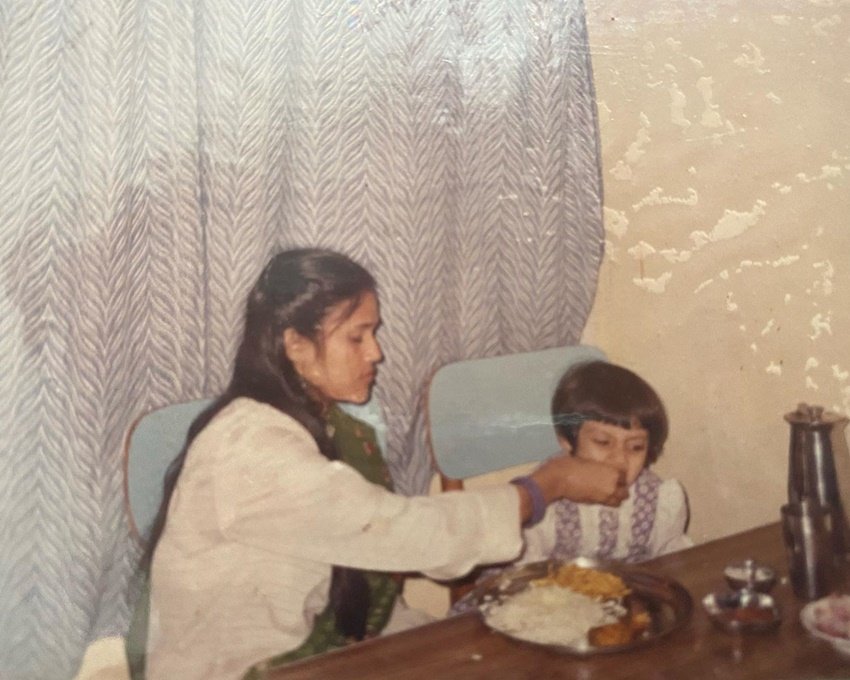 इन तस्वीरों को नुसरत जहां ने रविवार 10 मई को मदर्स डे के मौके पर शेयर किया था।