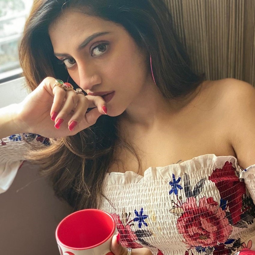 नुसरता जहां की ये तस्वीरें आते ही वायरल होने लगीं। जहां बहुत से फैंस नुसरत के इस अंदाज की तारीफ कर रहे हैं वहीं कुछ लोग उन्हें ट्रोल भी करने लगे।