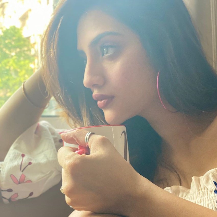 दरअसल हाल ही में नुसरत जहां ने अपनी कुछ थ्रोबैक फोटोज पोस्ट कीं। इन तस्वीरों में वह चाय के प्याले के साथ पोज देती नजर आ रही हैं।