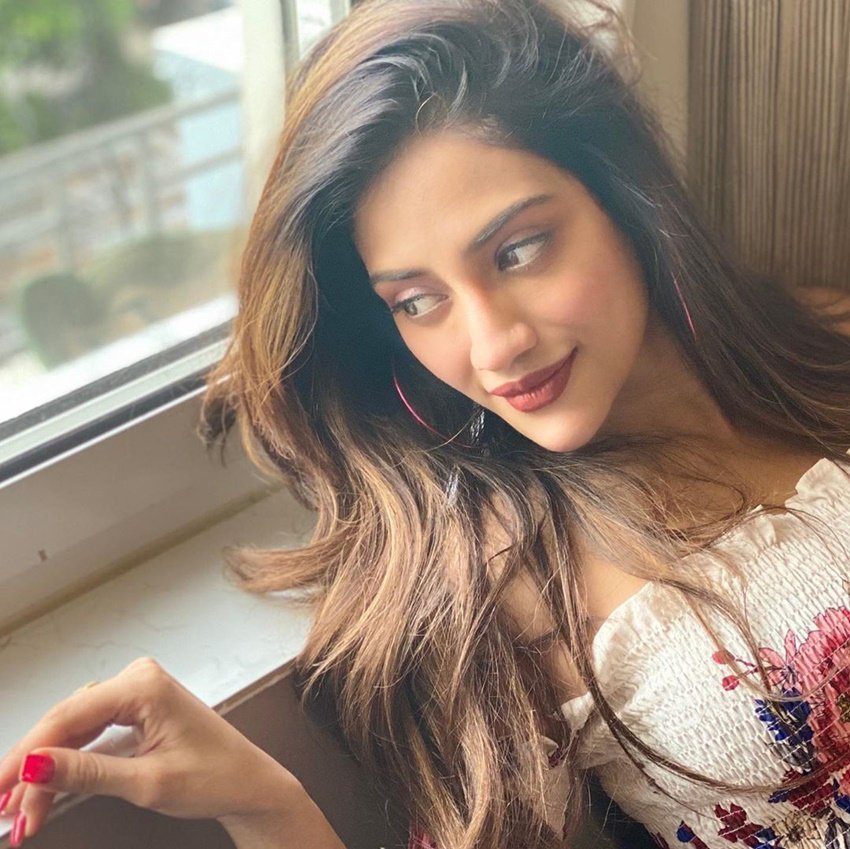 कुछ यूजर्स ने ये भी लिखा कि आपको सरकार की तरफ से जनता की सेवा के लिए एक भारी रकम मिलती है। ये रकम लोगों के टैक्स से आती है। आपको इन मुश्किल हालातों में लोगों की मदद करनी चाहिए।