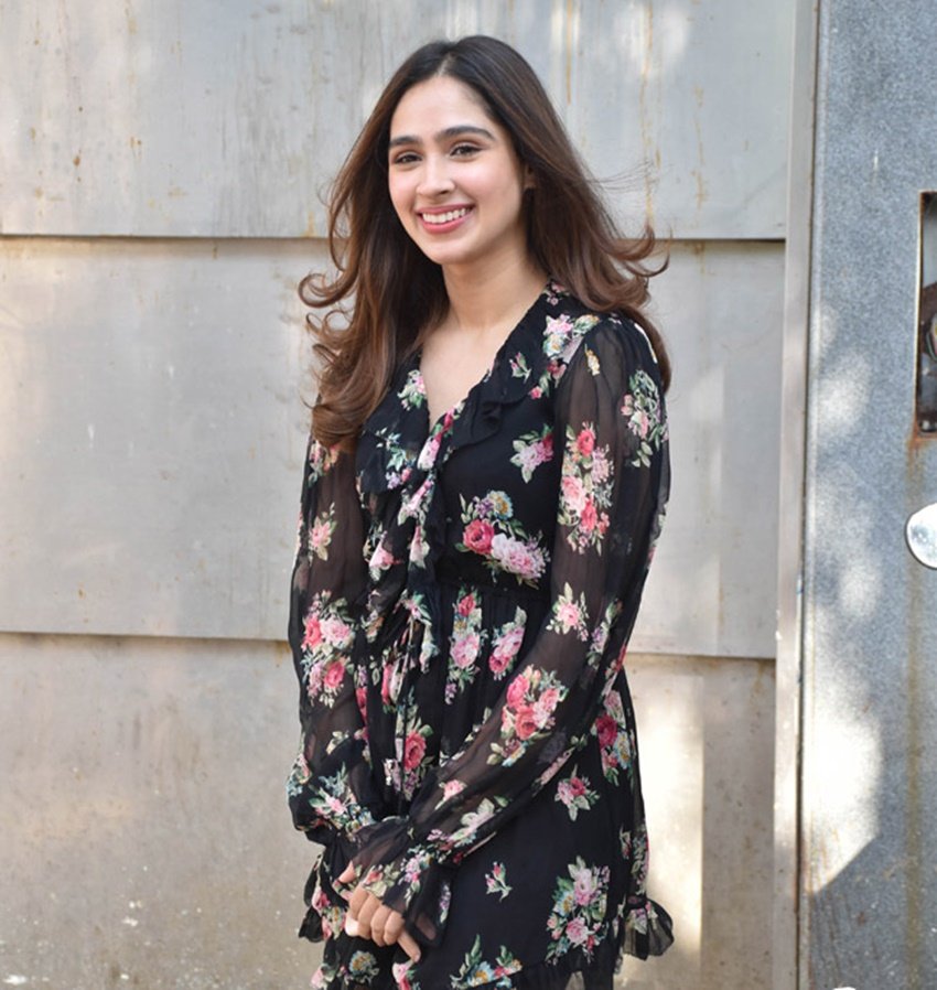 पश्मिना रौशन थिएटर भी करती हैं। साल 2018 में उनका एक प्ले The Importance Of Being Earnest काफी लोकप्रिय हुआ था। तमाम दिग्गज कलाकारों ने इस प्ले में पश्मिना की एक्टिंग की खूब तारीफ की थी।