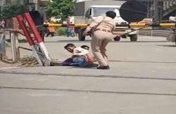 यूपी: मजदूरों को तपती सड़क पर लोटवाया, हापुड़ पुलिस की अमानवीयता का वीडियो वायरल