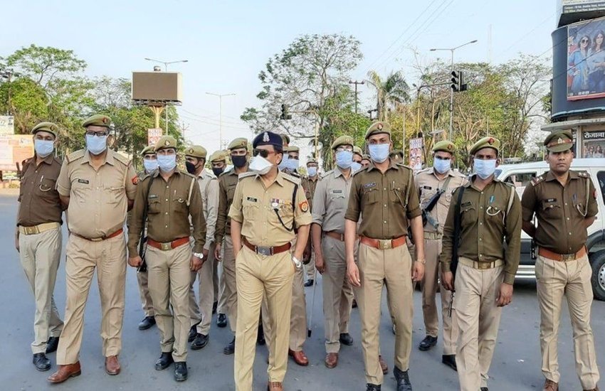 महाराष्ट्र में आम आदमी के साथ पुलिस पर भी पड़ी है कोरोना की मार। (फोटो- बीबीसी)