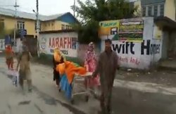 अस्पताल में प्रसव पीड़ा के बावजूद शकीला का नहीं हुआ इलाज, मौत के बाद परिजनों नहीं मिली एंबुलेंस; वीडियो में स्ट्रेचर पर ले जाते दिखे घरवाले