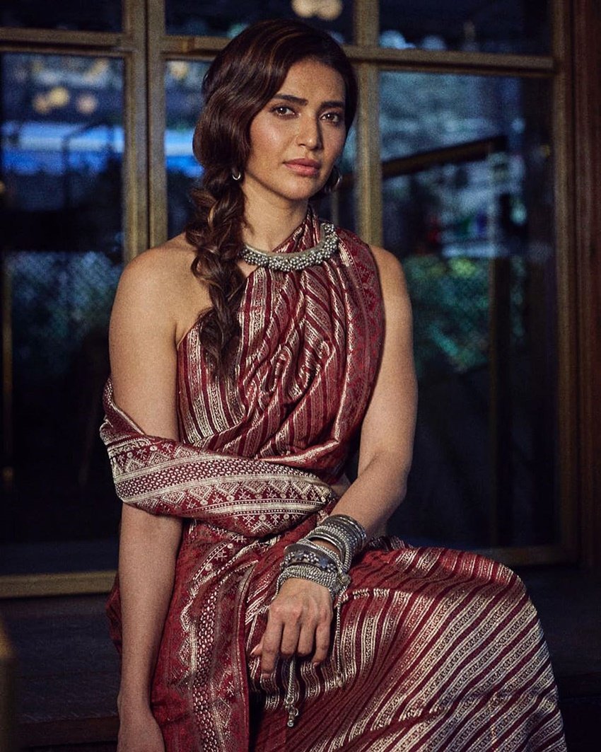 दरअसल करिश्मा तन्ना की साड़ी में कुछ तस्वीरें वायरल हुई हैं। इन तस्वीरों में करिश्मा बिना ब्लाउज की साड़ी में नजर आ रही हैं।