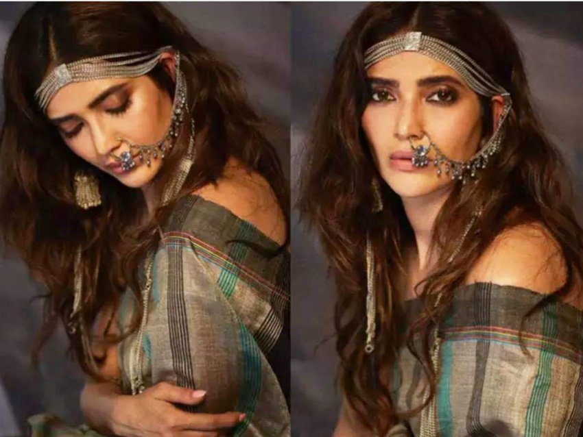 बॉलीवुड के साथ ही करिश्मा तन्ना साउथ की फिल्मों में भी काम कर रही हैं।