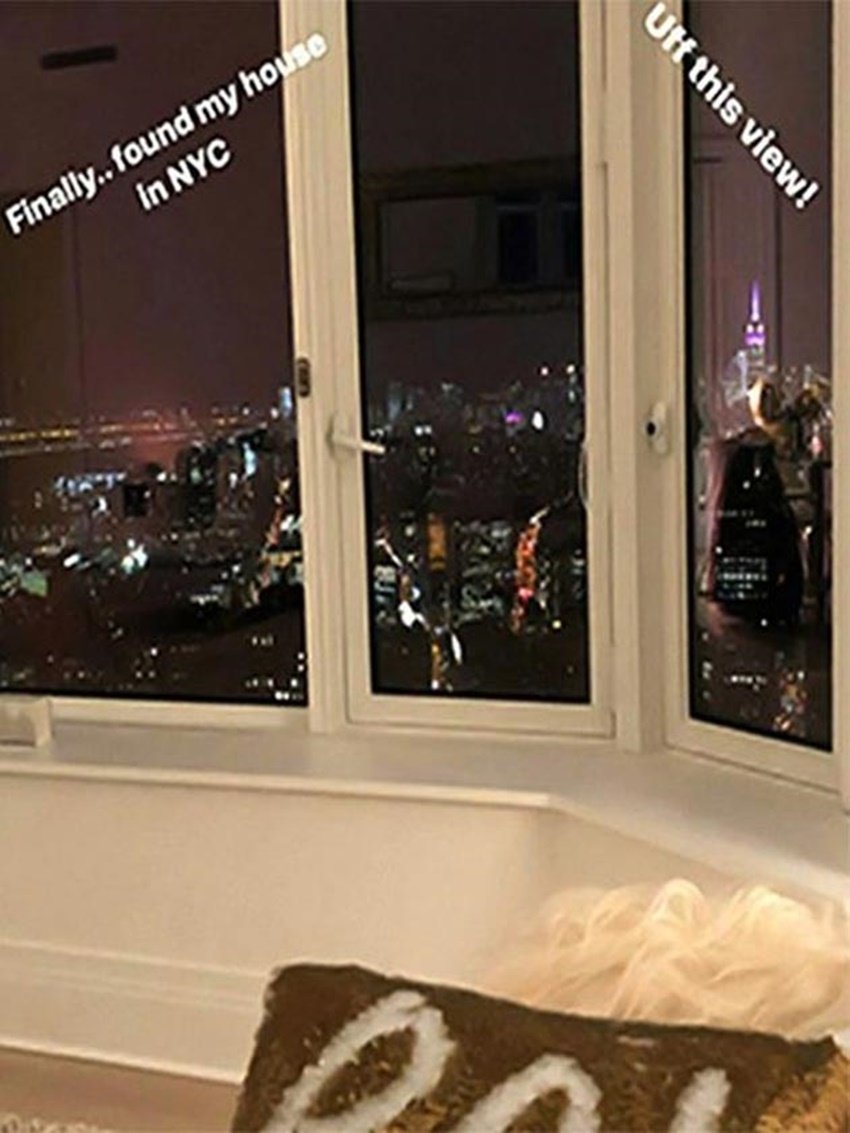 प्रियंका ने ये फोटो शेयर करते हुए लिखा था कि उनके घर की खिड़की से कुछ ऐसा नजारा दिखता है।