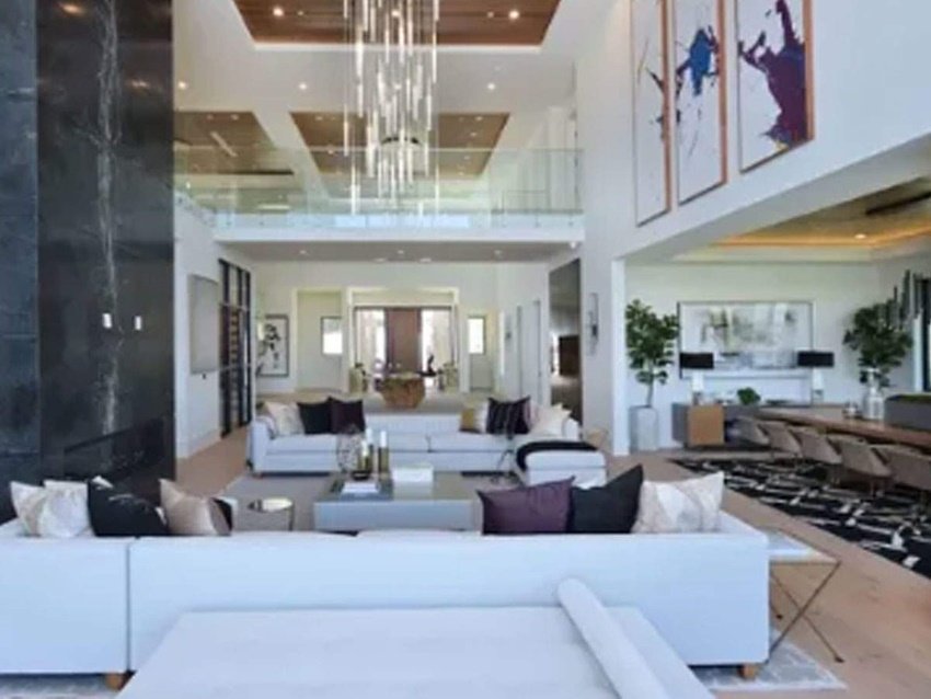 बंगले में 7 बेडरूम और 11 बाथरूम हैं। बंगले का इंटीरियर भी किसी हॉलीवुड फिल्म के सेट की तरह भव्य है। (फोटो: Social media)