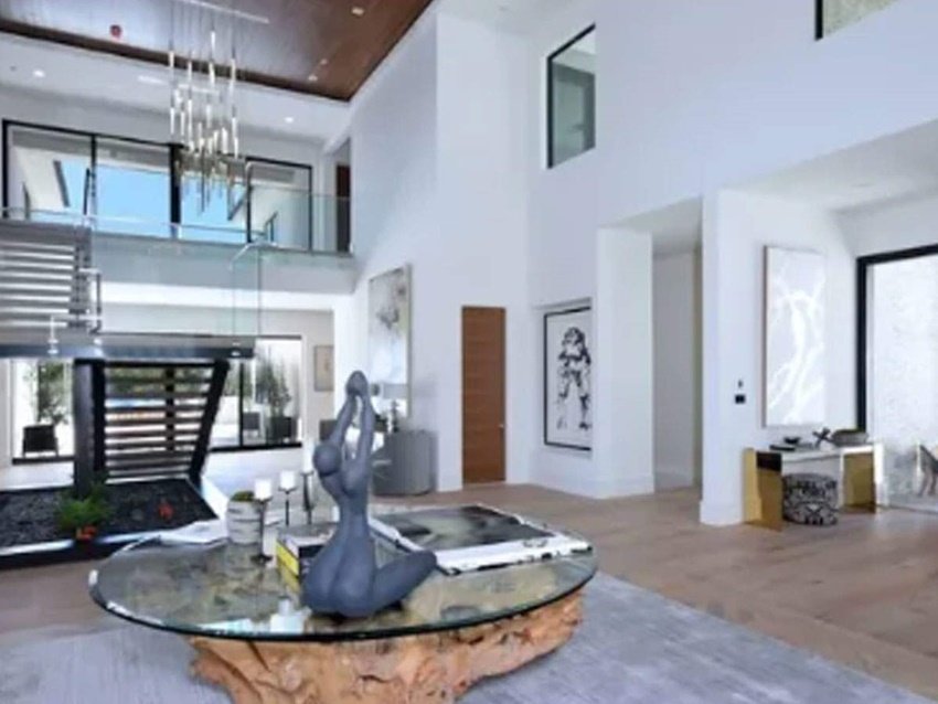 घर में ही बड़ा सा स्वीमिंग पूल, मूवी थिएटर, बार, इनडोर बास्केटबाल कोर्ट और जिम भी है।