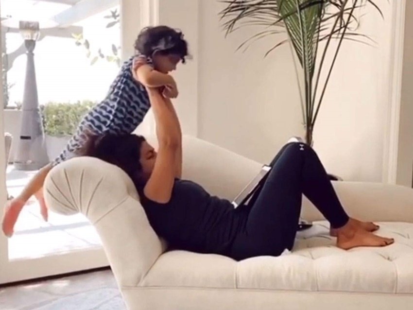 प्रियंका और निक आए दिन अपने घर के अंदर की तस्वीरें शेयर करते रहते हैं जिनमें इस आलीशान घर के भव्यता की एक झलक दिख जाती है।