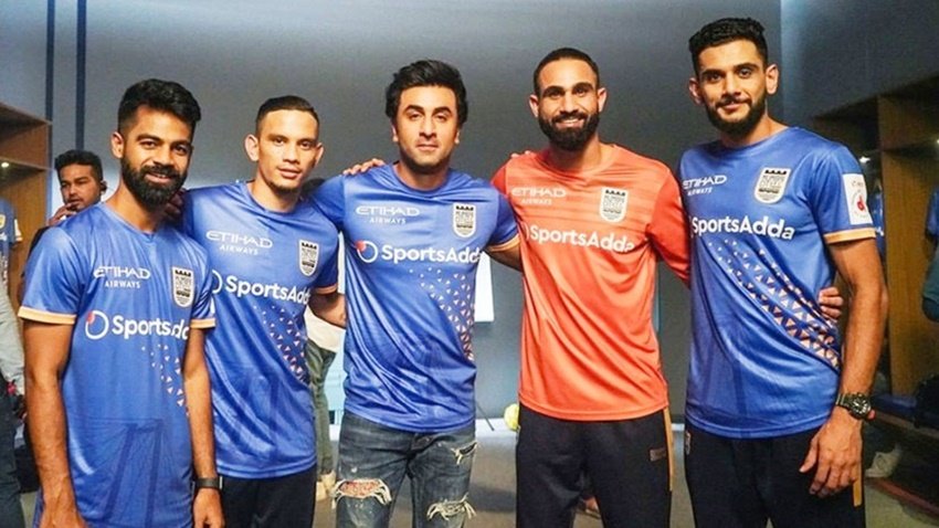 रणबीर कपूर ने भी ISL खरीद रखी है। रणबीर की टीम का नाम है Mumbai City FC.