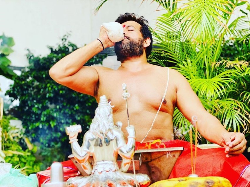 रवि किशन ने ये तस्वीर शेयर करते हुए लिखा कि आप सभी को अपरा एकादशी की हार्दिक शुभकामनाएं।