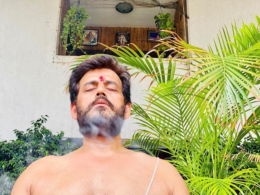 रवि किशन तस्वीरों में भगवान भोले शंकर की पूजा अर्चना में मगन दिखाई दे रहे हैं।