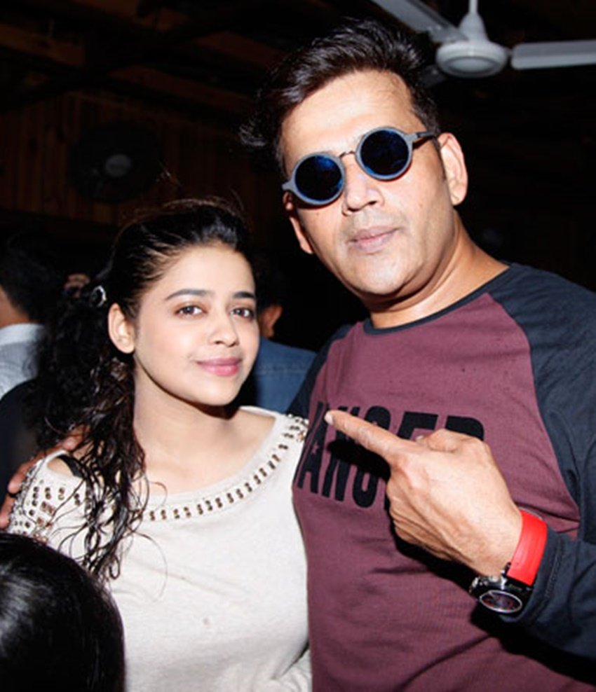 रवि किशन अपने पिता की मौत के कारण बेटी के फिल्म प्रीमियर पर नहीं पहुंच पाए तो उन्होंने ट्वीट कर रीवा से माफी मांगी थी।