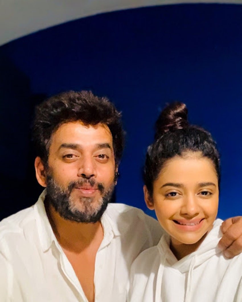 भोजपुरी फिल्मों से बॉलीवुड - टॉलीवुड और फिर वहां राजनीति की गलियों तक का सफर तय करने वाले रवि किशन के करोड़ों फैंस हैं। रवि किशन एक बेहतरीन एक्टर होने के साथ ही शानदार पिता भी हैं। रवि किशन अपनी बेटी रीवा से काफी अच्छी बॉन्डिंग शेयर करते हैं। हाल ही में उन्होंने रीवा के साथ ये तस्वीर शेयर की है।