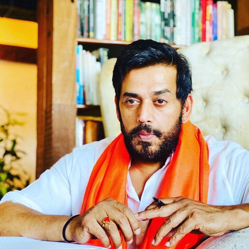 लॉकडाउन में रवि किशन ने अपना लुक भी बदल लिया है। ज्यादातर क्लीनशेव में दिखने वाले रवि किशन ने दाढ़ी बढ़ा ली है।