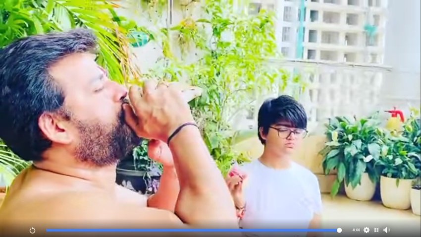 रवि किशन पूरे विधि-विधान से भोले नाथ की आराधना में लीन दिख रहे हैं।