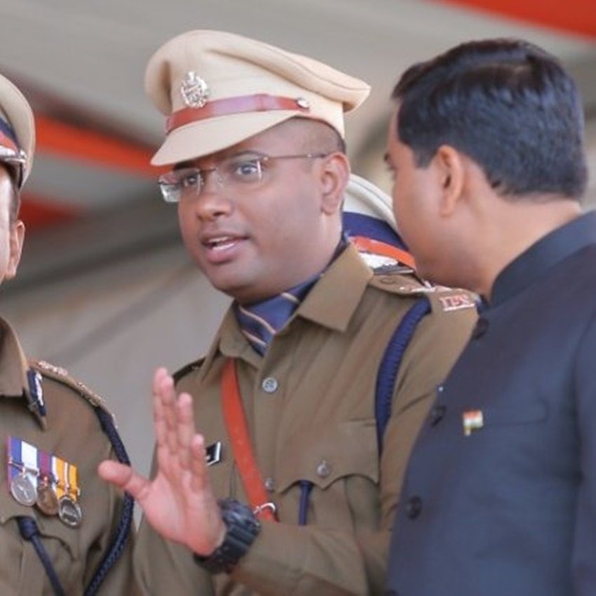 राजस्थान में अलवर जिले के रहने वाले रवि मोहन एक नेवी अफसर के बेटे हैं। उन्होंने 2014 में यूपीएससी क्लियर करने से पहले एमबीबीएस की डिग्री हासिल की।