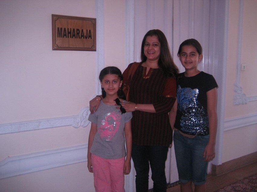 फिलहाल रेनु मुंबई छोड़ यूपी के नोएडा शिफ्ट हो चुकी हैं। यहां वह घर-परिवार संभाल रही हैं।