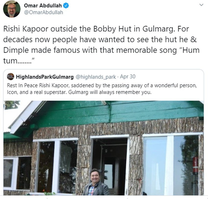 इस तस्वीर को ट्वीट करते हुए उमर अबदुल्ला ने लिखा- गुलमर्ग में बॉबी की झोपड़ी के बाहर ऋषि कपूर। दशकों से अब लोग झोपड़ी को देखना चाहते हैं, उन्होंने और डिंपल ने उस यादगार गीत 'हम तुम' से इसे मशहूर किया।