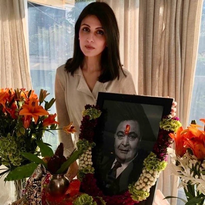 मंगलवार 12 जुलाई को मुंबई में दिवंगत अभिनेता ऋषि कपूर की तेरहवीं का कार्यक्रम संपन्न हुआ। इस मौके की पर ऋषि कपूर की बेटी ने ये फोटो अपने इंस्टाग्राम पर पोस्ट की है।