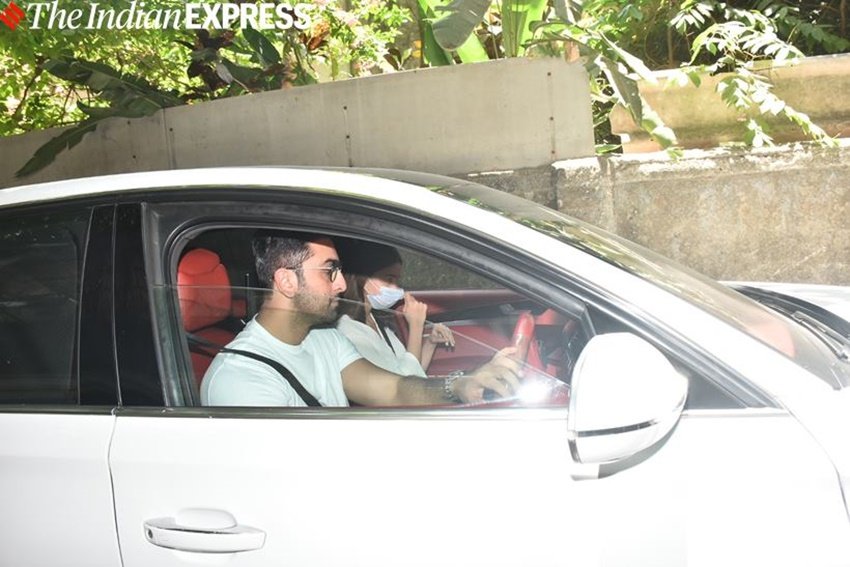 आलिया भट्ट भी ऋषि कपूर की तेरहवीं में मौजूद रहीं।